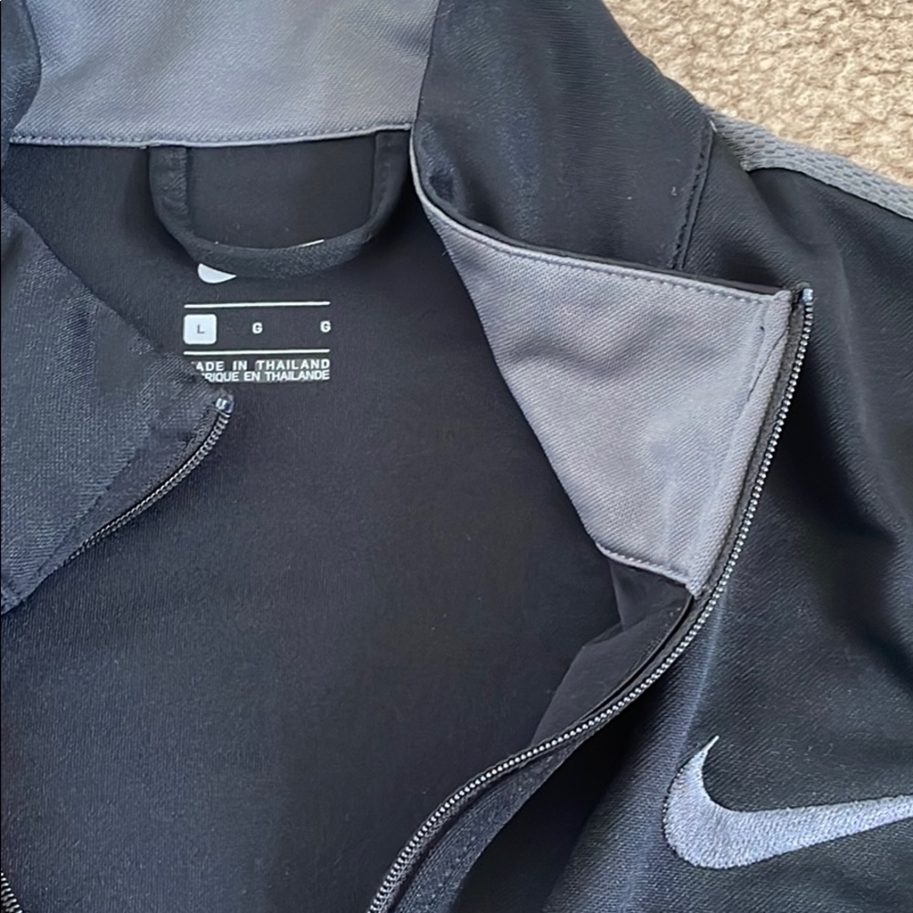 Nike Light Jacket - Picture 2 of 3